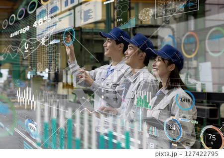 男女作業員とデジタルテクノロジーのコンセプト 127422795