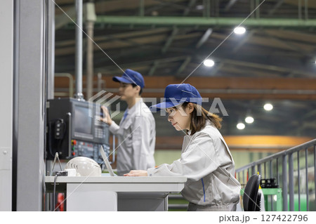 工場で働く男女作業員 127422796