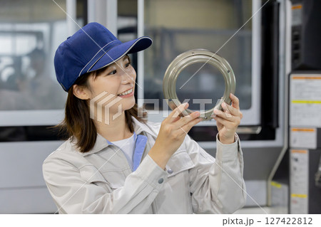 工場で作業する作業員 工場で作業する作業員 127422812