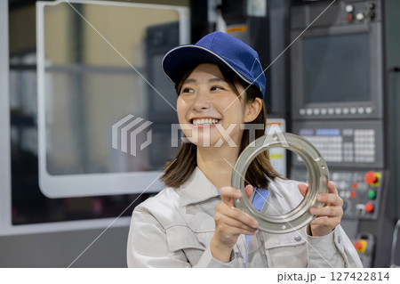 工場で作業する作業員 127422814