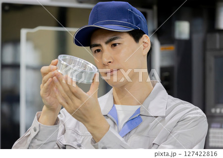 工場で作業する作業員 127422816