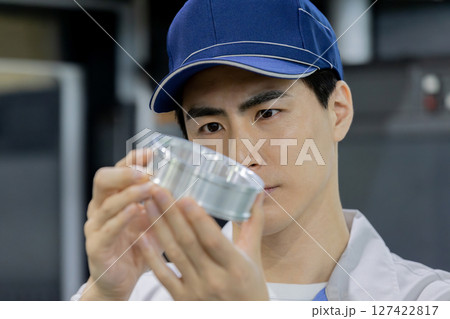 工場で作業する作業員工場 工場で作業する作業員工場 127422817