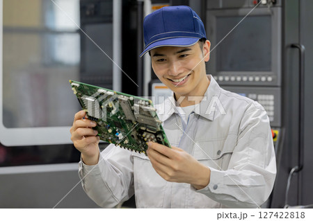 工場で製品を検査する作業員 127422818