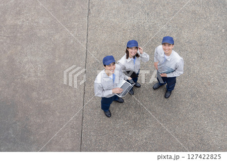 真上を見上げる会社従業員 127422825