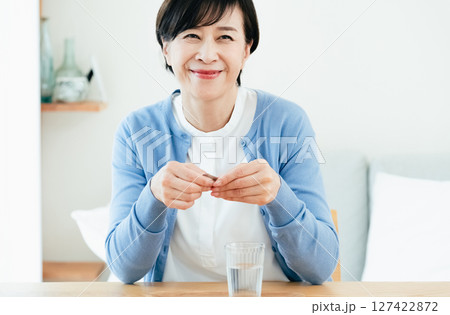 サプリメントを飲むミドル女性 127422872
