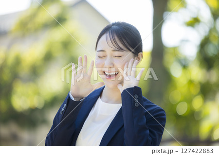 スーツを着た若い女性 スーツを着た若い女性 127422883