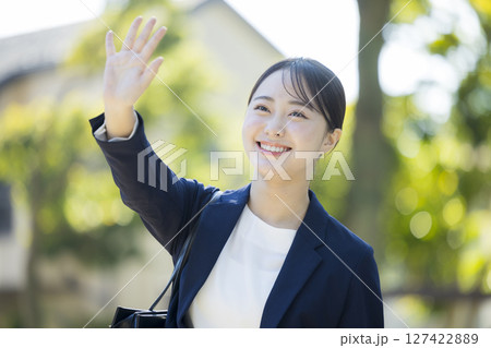 スーツを着た若い女性 127422889