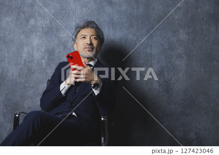 スマホを持つシニアビジネスマン  127423046