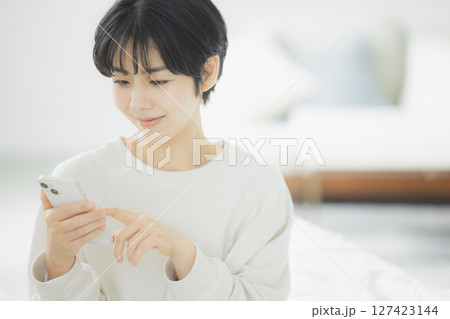 ベッドの女性 127423144