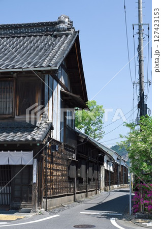 群馬県桐生市：桐生新町「酒屋小路／近江辻」有鄰館南路地(初夏) 127423153