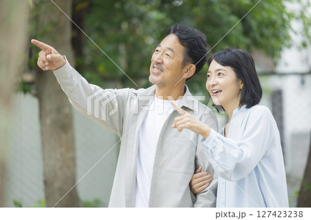 公園のミドルカップル  127423238