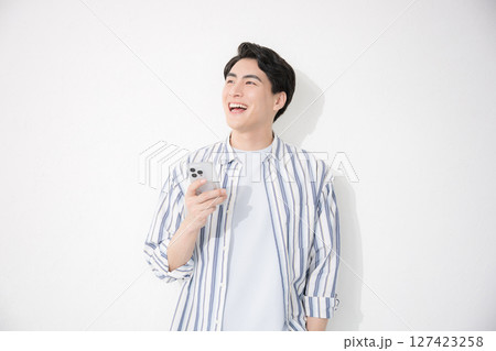 シャツを着た男性 スマホを持つ シャツを着た男性 スマホを持つ 127423258