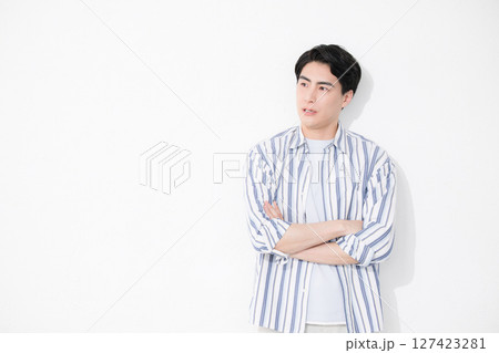 腕を組むシャツを着た悩む考える男性 腕を組むシャツを着た悩む考える男性 127423281