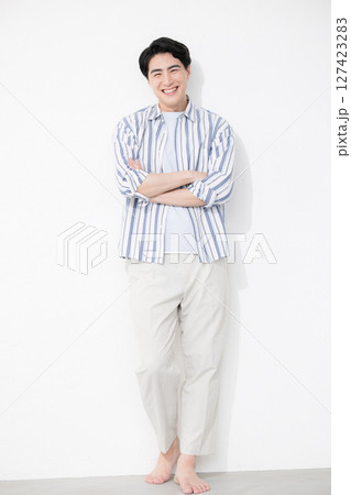 シャツを着た男性 腕組みをするミドル男性の全身 シャツを着た男性 腕組みをするミドル男性の全身 127423283
