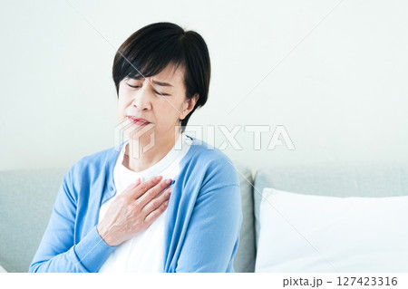 胸の痛みを感じる中高年女性 127423316