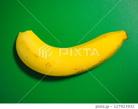 緑の背景の、シュガースポットがあるバナナ(右向き) 緑の背景の、シュガースポットがあるバナナ(右向き) 127423932