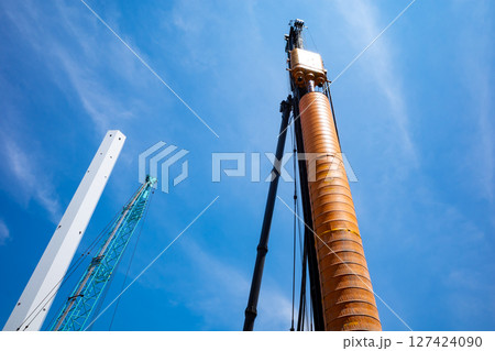 青空に伸びる重機 再開発が進む東京　a-1 127424090