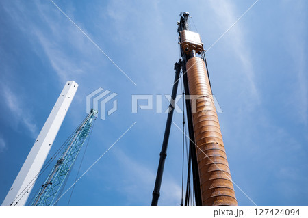 青空に伸びる重機 再開発が進む東京　a-4 低彩度 127424094