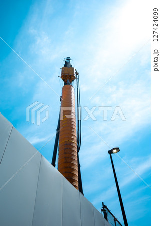 青空に伸びる重機 再開発が進む東京　b-3 ライトカラー 127424099