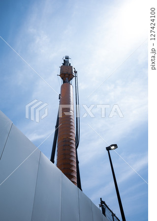 青空に伸びる重機 再開発が進む東京　b-4 低彩度 127424100