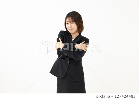 腕を組んで悩む女性 腕を組んで悩む女性 127424483