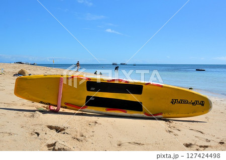 ビーチに置かれたサーフボード 127424498