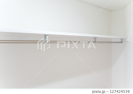 クローゼット,ウォークインクローゼットのハンガーパイプと枕棚 127424539