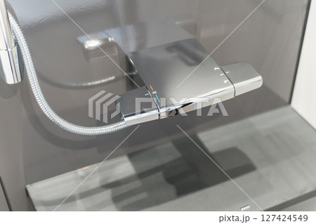 浴室,バスルームのシャワー水栓 127424549