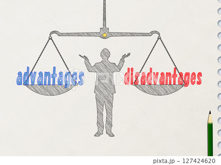 スケッチブックに描いビジネスの概念でメリットとデメリットのバランスを保つビジネスマンのシルエットイラ 127424620