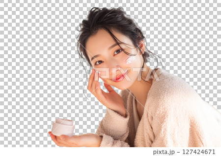 一位日本年輕女子在臉頰上塗抹護膚霜（美容、保濕、自我照顧） 127424671