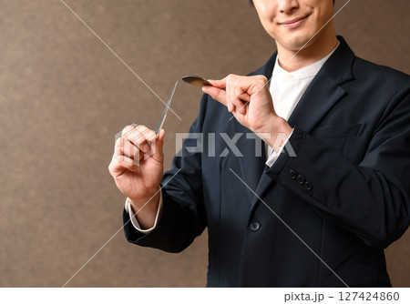 マジックの披露 127424860