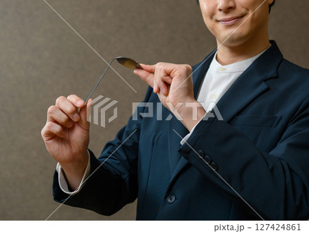 マジックの披露 127424861