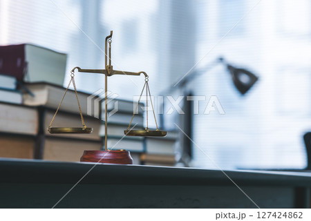 法務関連の事務所内の天秤 127424862