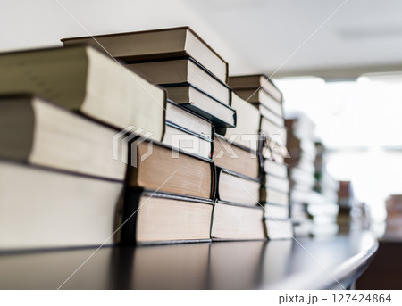 部屋に専門書が大量に積まれている 127424864