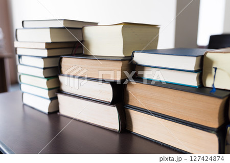 分厚い専門書のある部屋 分厚い専門書のある部屋 127424874