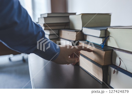 大量の専門書 127424879