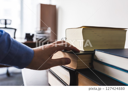 積まれた法律書とオフィスの風景 積まれた法律書とオフィスの風景 127424880