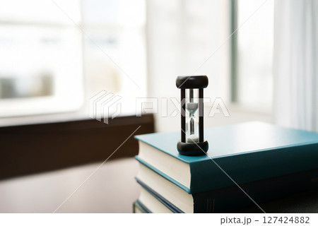 砂時計と専門書 砂時計と専門書 127424882