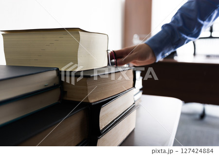 大量の専門書 127424884