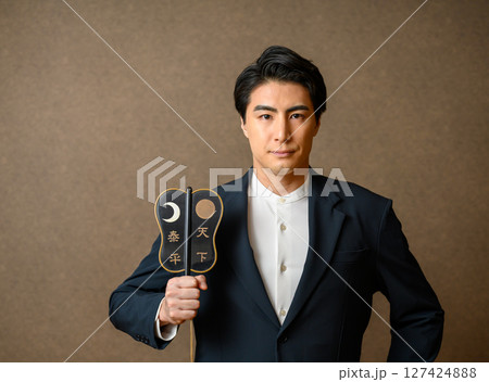 軍配を持ったビジネスマン 127424888