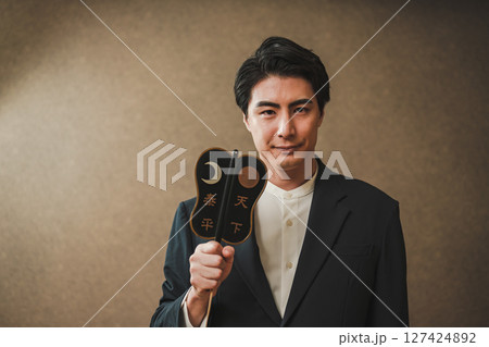 軍配を持ったビジネスマン 127424892