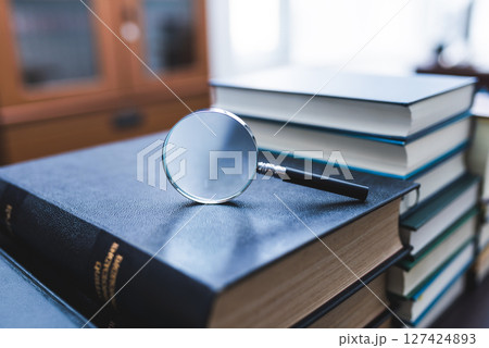 ルーペと分厚い書物 127424893