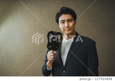 軍配を持ったビジネスマン 127424898