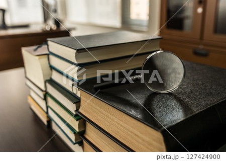 ルーペと分厚い書物 ルーペと分厚い書物 127424900