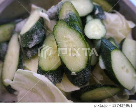 塩を振りかけた新鮮な夏野菜（キャベツときゅうり） 127424961