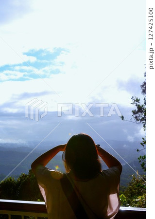 絶景を撮る女性 127425100