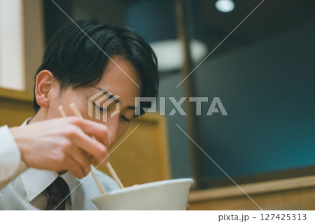 サラリーマンの夜の外食 127425313