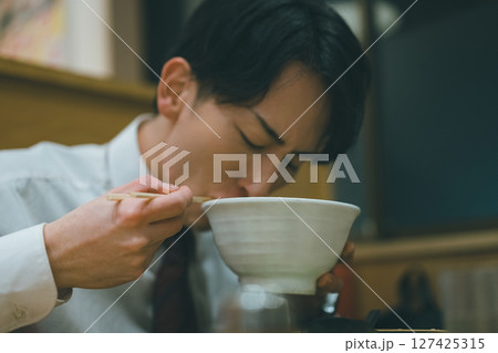 サラリーマンの夜の外食 サラリーマンの夜の外食 127425315