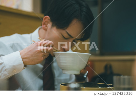 サラリーマンの夜の外食 127425316