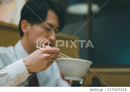 サラリーマンの夜の外食 127425318